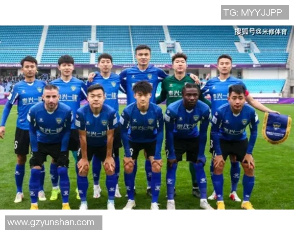 阿迪达斯足球广告展现激情与团队精神引领未来足球潮流